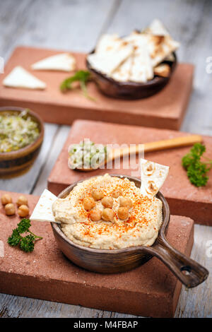 In casa sani cremoso hummus con pita chips Foto Stock