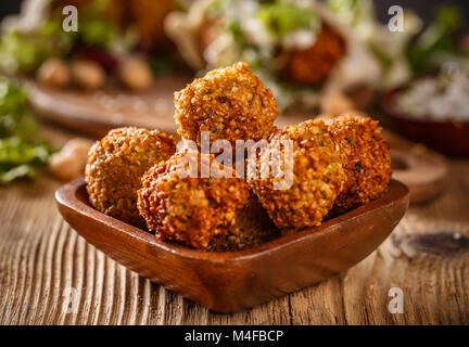 Immagine ravvicinata di falafel sfere nella ciotola di legno Foto Stock