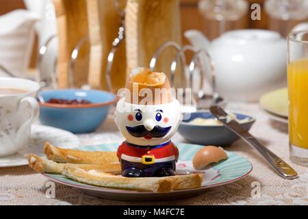 Sala colazione con uova sode e toast imburrato Foto Stock