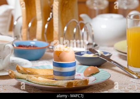 Sala colazione con uova sode e soldati Foto Stock