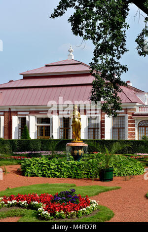 Il Palazzo di Monplaisir nel giardino inferiore, Peterhof Foto Stock