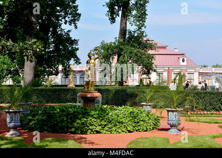 Il Palazzo di Monplaisir nel giardino inferiore, Peterhof Foto Stock