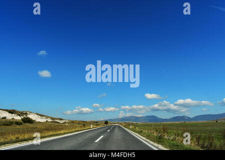 Guida su strada vuoto attraverso una bella vista sulla campagna Foto Stock