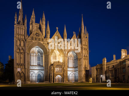 PETERBOROUGH, Regno Unito - 12 febbraio 2018. Peterborough Cathedral è un esempio di architettura storica nel centro della città di Peterborough, Regno Unito e illustrato Foto Stock