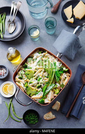 Pasta con verdure verdi, salsa cremosa vista superiore Foto Stock