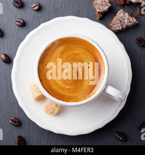 Caffè espresso in tazza bianca. Vista superiore Foto Stock