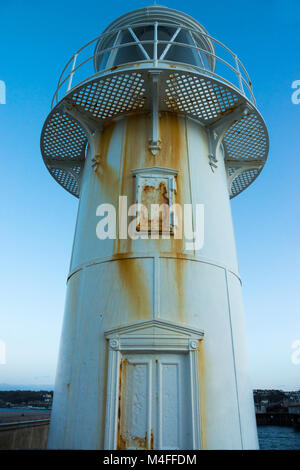 Il faro alla fine del frangiflutti Brixham nel Devon, Regno Unito Foto Stock