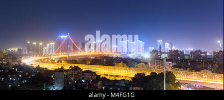 Wuhan bridge vista notturna Foto Stock