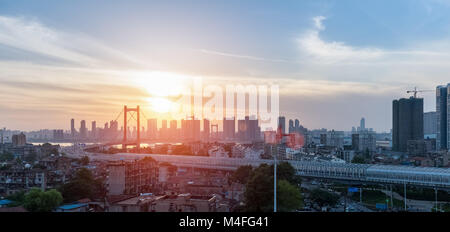 Wuhan parrot shoal il ponte sul Fiume Yangtze in sunset Foto Stock