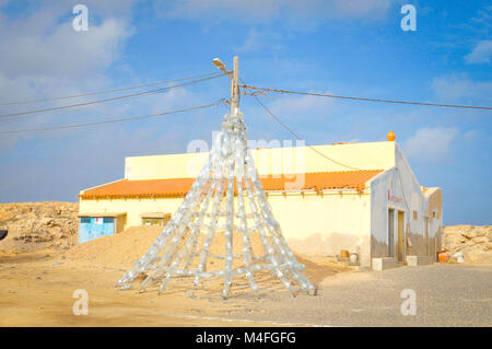 Il Boa Vista, Capo Verde - Dicembre 20, 2017: la vista di un albero di Natale creato da bottiglie di plastica riciclate in Rabil sull'isola di Boa Vista, capo ve Foto Stock