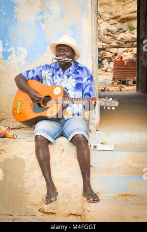 Il Boa Vista, Capo Verde - Dicembre 20, 2017: vista della gente locale di eseguire brani di musica tradizionale per le strade di Rabil sull'isola di Boa Vista, Cape Foto Stock