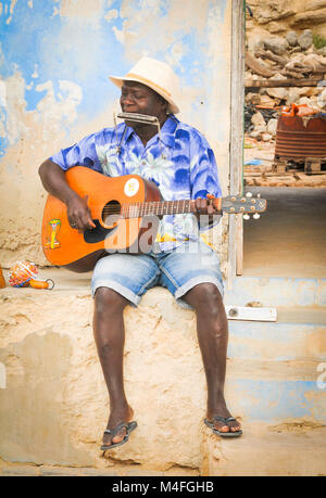 Il Boa Vista, Capo Verde - Dicembre 20, 2017: vista della gente locale di eseguire brani di musica tradizionale per le strade di Rabil sull'isola di Boa Vista, Cape Foto Stock