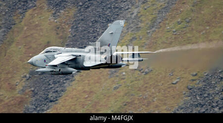 RAF Tornado GR4 su un basso livello di formazione di volo volo Foto Stock