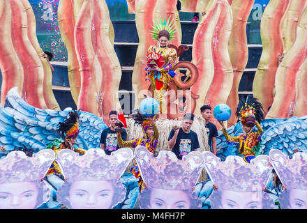Partecipanti al festival Sinulog nella città di Cebu Filippine Foto Stock