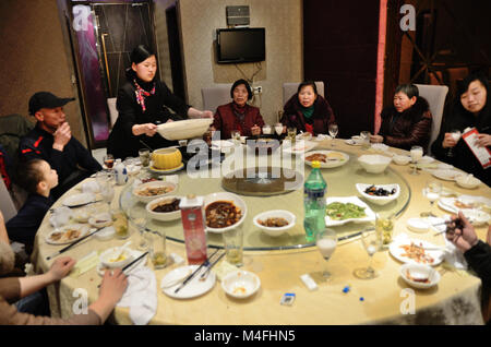 Shanghai, Cina. Il 16 febbraio 2018. Inizio di anno di cane, il nuovo anno lunare in Cina. Riunione di famiglia, grande famiglia Festeggia Capodanno in ristorante Foto Stock