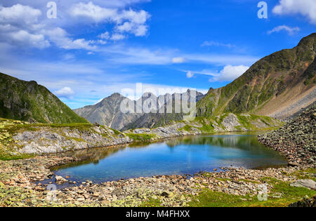 Piccolo lago con bel colore di acqua nelle montagne della Siberia. Eastern Sayan. La Russia Foto Stock