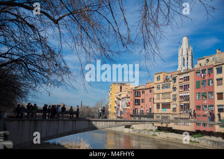 Le persone che attraversano un ponte a Girona, in Catalogna (Spagna) Foto Stock