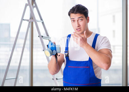 Giovane lavoratore con faccia di protezione maschera a gas Foto Stock