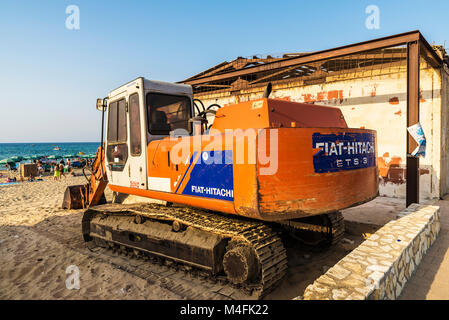 Castellammare del Golfo, Italia - 6 Agosto 2017: Vecchio escavatore arancione della marca Fiat Hitachi sulla spiaggia di Castellammare del Golfo in Sicilia, Ita Foto Stock