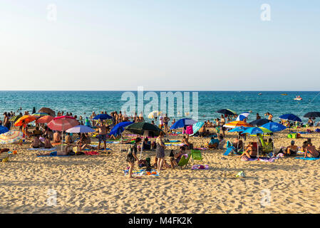 Castellammare del Golfo, Italia - 6 Agosto 2017: spiaggia piena di bagnanti in estate a Castellammare del Golfo in Sicilia, Italia Foto Stock