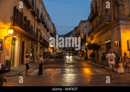 Castellammare del Golfo, Italia - 6 Agosto 2017: Street della città vecchia con la gente camminare e parlare di polizia di notte a Castellammare del Golfo in Foto Stock