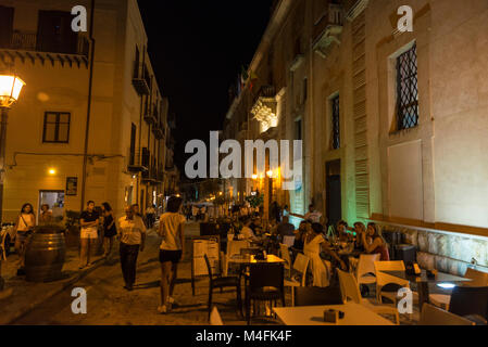 Castellammare del Golfo, Italia - 6 Agosto 2017: Street della città vecchia con le persone camminare e avente un drink di sera a Castellammare del Golfo in Foto Stock