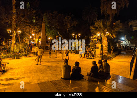 Castellammare del Golfo, Italia - 6 Agosto 2017: Street della città vecchia con la gente camminare e parlare di notte a Castellammare del Golfo in Sicilia, Foto Stock