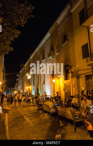 Castellammare del Golfo, Italia - 6 Agosto 2017: Street della città vecchia con le persone camminare e avente un drink di sera a Castellammare del Golfo in Foto Stock