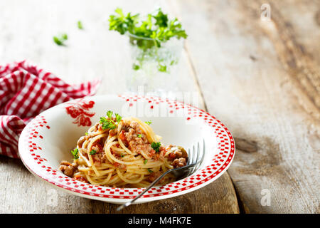 Italian spaghetti con carne macinata, verdure e prezzemolo fresco Foto Stock