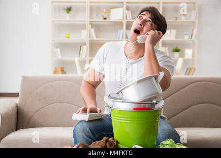 Uomo a casa ha a che fare con il prossimo perdita flood Foto Stock