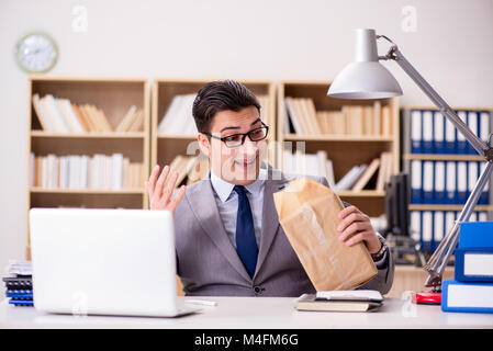 Imprenditore riceve i pacchi in ufficio Foto Stock