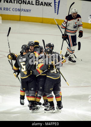 31 gennaio 2018 - Las Vegas, Nevada, STATI UNITI - Il Vegas Golden Knights celebrare un punteggio su Edmonton lubrificatori goaltender Cam Talbot (33) durante il loro gioco di T-Mobile Arena giovedì, 15 febbraio 2018. Foto di L.E. Baskow (credito Immagine: © L.E. Baskow via ZUMA filo) Foto Stock