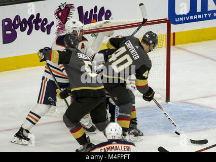 31 gennaio 2018 - Las Vegas, Nevada, Stati Uniti - Vegas Golden Knights center Ryan Carpenter (40) agli occhi la open net come egli si prepara al cliente su Edmonton lubrificatori goaltender Cam Talbot (33) durante il loro gioco di T-Mobile Arena giovedì, 15 febbraio 2018. Foto di L.E. Baskow (credito Immagine: © L.E. Baskow via ZUMA filo) Foto Stock