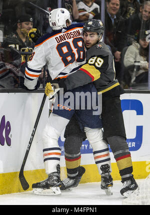 31 gennaio 2018 - Las Vegas, Nevada, Stati Uniti - Edmonton lubrificatori defenceman Brandon Davidson (88) è legata a Vegas Golden Knights ala destra Alex Tuch (89) durante il loro gioco di T-Mobile Arena giovedì, 15 febbraio 2018. Foto di L.E. Baskow (credito Immagine: © L.E. Baskow via ZUMA filo) Foto Stock