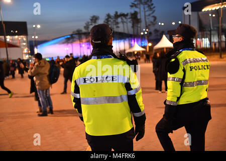 Gangneung, Corea del Sud. 15 Feb, 2018. Gli ufficiali di polizia a piedi attraverso la zona olimpica in Gangneung, Corea del Sud, 15 febbraio 2018. Credito: Pietro Kneffel/dpa/Alamy Live News Foto Stock