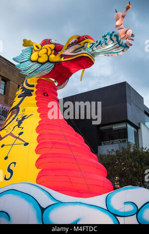 Sydney, Australia. Xvi Feb, 2018. Città di Sydney per il nuovo anno cinese il lancio ufficiale di evento che ebbe luogo intorno al Circular Quay a Sydney, in Australia. Anno Nuovo cinese gli eventi che avranno luogo in tutta Sydney dal XVI di Febbraio fino al 4 marzo. Nella foto è una lanterna lunare. Credito: mjmediabox/Alamy Live News Foto Stock
