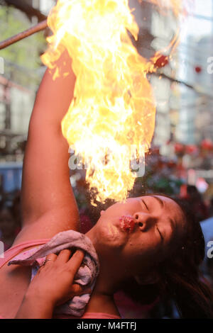 Manila, Filippine. Xvi Feb, 2018. Un incendio lo sfiato esegue per la folla durante il nuovo anno lunare cinese celebrazione a Chinatown a Manila, Filippine, Feb 16, 2018. Credito: Rouelle Umali/Xinhua/Alamy Live News Foto Stock