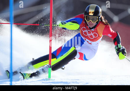 Pyeongchang, Corea del Sud. Xvi Feb, 2018. Yongpyong, Corea del Sud. Xvi Feb, 2018. Nastasia Noens di Francia nel primo calore di Slalom speciale femminile sci alpino durante l'evento Pyeongchang 2018 Olimpiadi invernali di Yongpyong, Corea del Sud, 16 febbraio 2018. Credito: Michael Kappeler/dpa/Alamy Live News Foto Stock