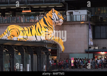 Sydney, Australia. Xvi Feb, 2018. Città di Sydney per il nuovo anno cinese il lancio ufficiale di evento che ebbe luogo intorno al Circular Quay a Sydney, in Australia. Anno Nuovo cinese gli eventi che avranno luogo in tutta Sydney dal XVI di Febbraio fino al 4 marzo. Nella foto è una lanterna lunare. Credito: mjmediabox/Alamy Live News Foto Stock