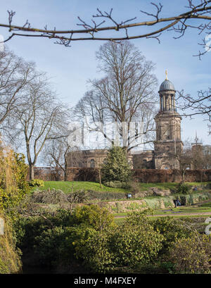 Shrewsbury, Regno Unito 16 Febbraio 2018. I fiori stanno cominciando a pop up in e attorno alla cava in Shrewsbury, Shropshire. I primi segni che la primavera è il modo in una bella mattina di sole in Occidente Moidlands. Credito: Kelly Rann/Alamy Live News Foto Stock