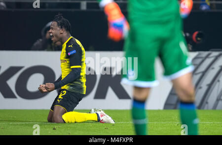 Dortmund, Germania. 15 Feb, 2018. Dortmund Batshuayi Michy celebra durante la UEFA Europa League Soccer Match Borussia Dortmund vs Atalanta Bergamo a Dortmund, Germania, il 15 febbraio 2018. Credito: Guido Kirchner/dpa/Alamy Live News Foto Stock