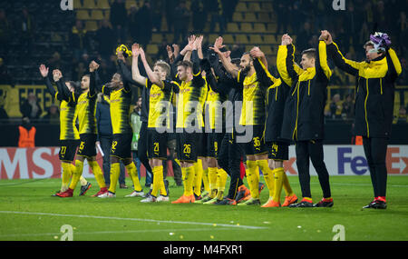 Dortmund, Germania. 15 Feb, 2018. Dortmund i giocatori di festeggiare dopo la UEFA Europa League Soccer Match Borussia Dortmund vs Atalanta Bergamo a Dortmund, Germania, il 15 febbraio 2018. Credito: Guido Kirchner/dpa/Alamy Live News Foto Stock