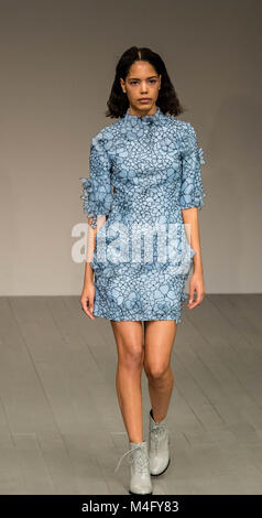 . La London Fashion Week, AW18, Bora Aksu, una base a Londra designer turco, sfilata con credito: Ian Davidson/Alamy Live News Foto Stock