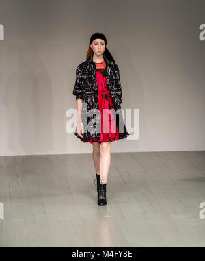 La London Fashion Week, AW18, Bora Aksu, una base a Londra designer turco, sfilata credit Ian Davidson/Alamy live News Credito: Ian Davidson/Alamy Live News Foto Stock