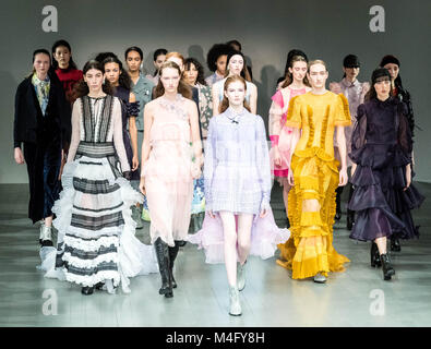 . La London Fashion Week, AW18, Bora Aksu, una base a Londra designer turco, sfilata credit Ian Davidson/Alamy live News Credito: Ian Davidson/Alamy Live News Foto Stock
