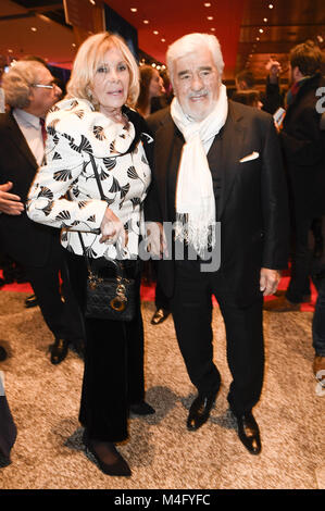 Berlino, Germania. 15 Feb, 2018. Mario Adorf e sua moglie Monique Faye frequentando il partito di apertura durante il 68esimo Festival Internazionale del Cinema di Berlino/Berlinale 2018 alla Berlinale Palast il 15 febbraio 2018 a Berlino, Germania. | Verwendung weltweit/picture alliance Credit: dpa/Alamy Live News Foto Stock