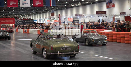 ExCel, London. Il 16 febbraio 2018. I visitatori accorrono al London Classic Car Show, ampliato questo anno per riempire un lato del vasto ExCel exhibition venue con le Mans vincitori, Grand Prix racers, classic supercars e secolare di veterani in azione tutti sotto uno stesso tetto. La seconda motorismo storico Show internazionale apre a fianco sia dal 15-18 Febbraio 2018. Credito: Malcolm Park/Alamy Live News. Foto Stock