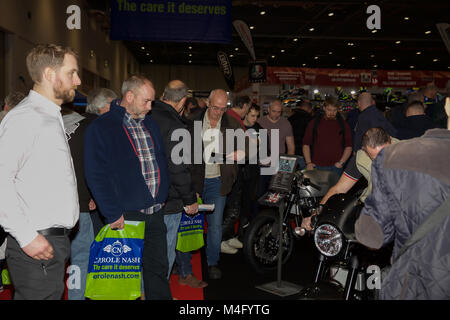 Londra, Regno Unito. Xvi Feb, 2018. Il Carole Nash MCN London Motorcycle Show a Excel apre oggi. C'è tutto per gli appassionati di moto da moto, abbigliamento, kit e accessori. Di nuovo per questo anno è un Thunderdrome michelin azione live show. Lo spettacolo viene eseguito fino a domenica 18 febbraio©Keith Larby/Alamy Live News Foto Stock