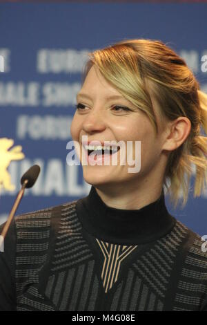 Conferenza stampa presso il Grand Hyatt Hotel di Berlino/Germania per "giovincella" dalla 68BERLINALE (International Film Festival.) dotate di: Robert Pattinson, David Zellner, Zellner Natham, Mia Wasikowska . Dove: Berlino/Germania, quando: 16.Febbraio 2018, "Crediti: T.O.Pictures / Alamy Live News" Foto Stock