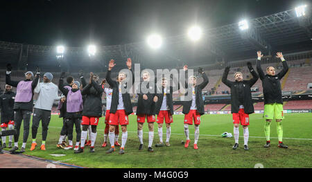 Napoli, Italia. 15 Feb, 2018. Leipzig i giocatori di celebrare e ringraziare i tifosi dopo la UEFA Europa League Soccer Match SSC Napoli vs RB Leipzig a Napoli (Italia), 15 febbraio 2018. Credito: Jan Woitas/dpa-Zentralbild/dpa/Alamy Live News Foto Stock